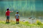 © Enfants et canards au lac - Christian Martelet