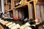 © Présentoir de vin rouge - Praz de Lys Sommand Tourisme