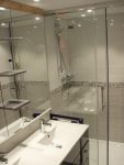 © Salle de bain avec douche et meuble double vasques - Annik Janicot
